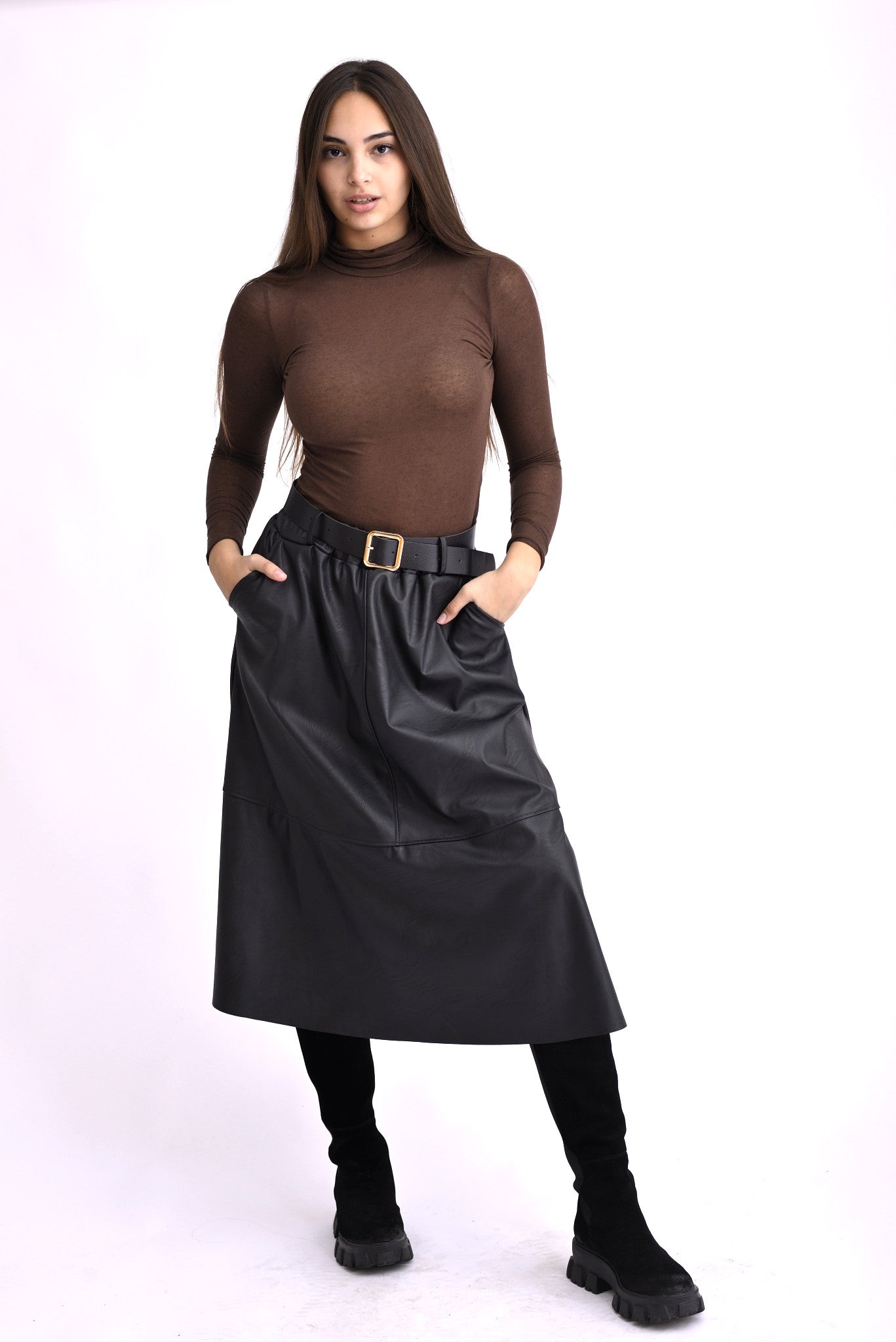 Model poartă o fustă midi cloș neagră, cu aspect de piele și talie înaltă, pe fundal alb.
