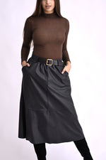 Fustă midi cloș cu aspect de piele, fotografiată din lateral, evidențiind volumul și talia elastică.