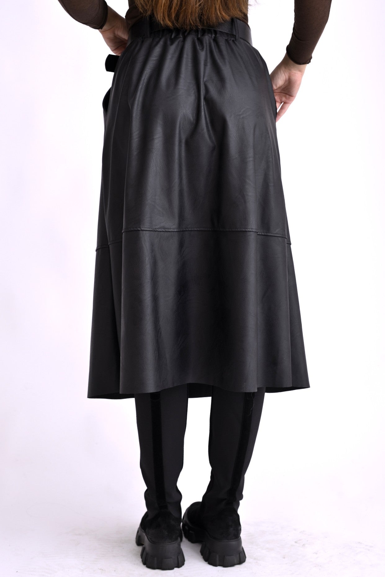 Fustă midi neagră cu aspect de piele, vedere din spate, talie elastică și croială amplă cloș.