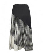 Vedere frontală a unei fuste midi evazate din tricot, cu design alb-negru elegant.