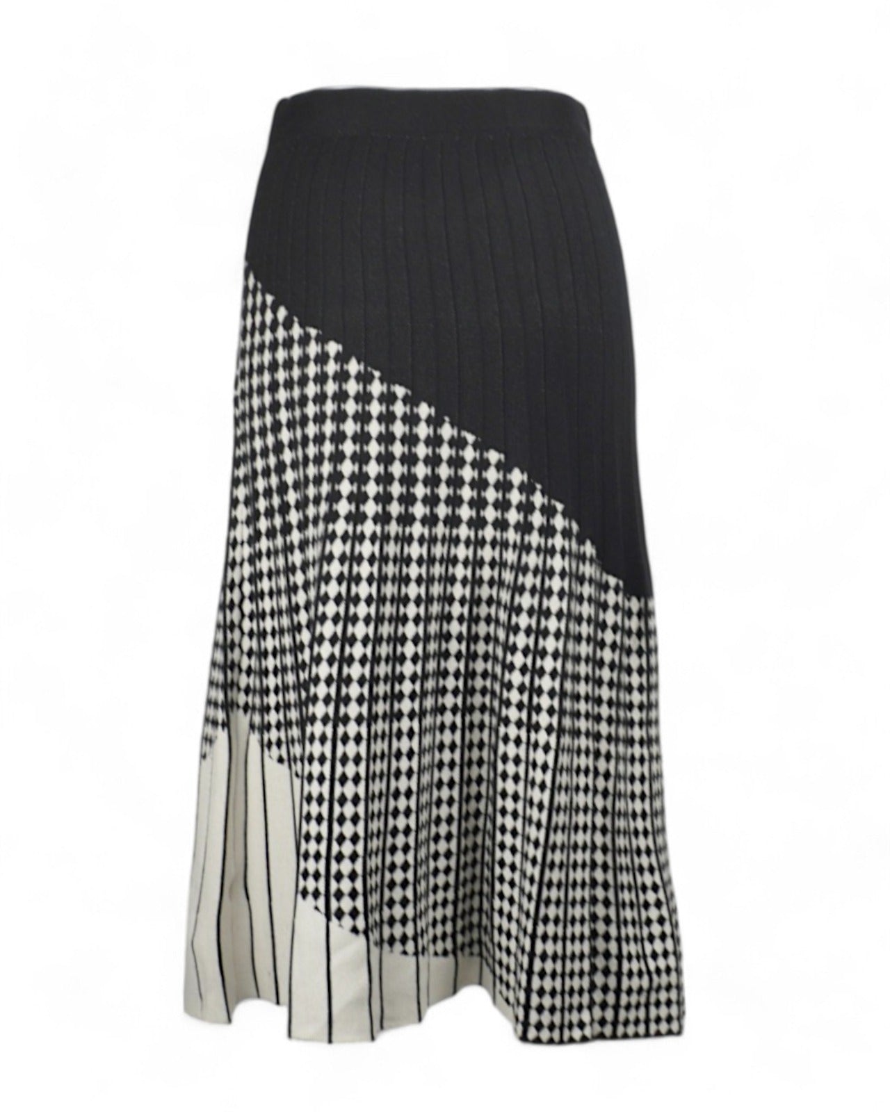 Vedere frontală a unei fuste midi evazate din tricot, cu design alb-negru elegant.