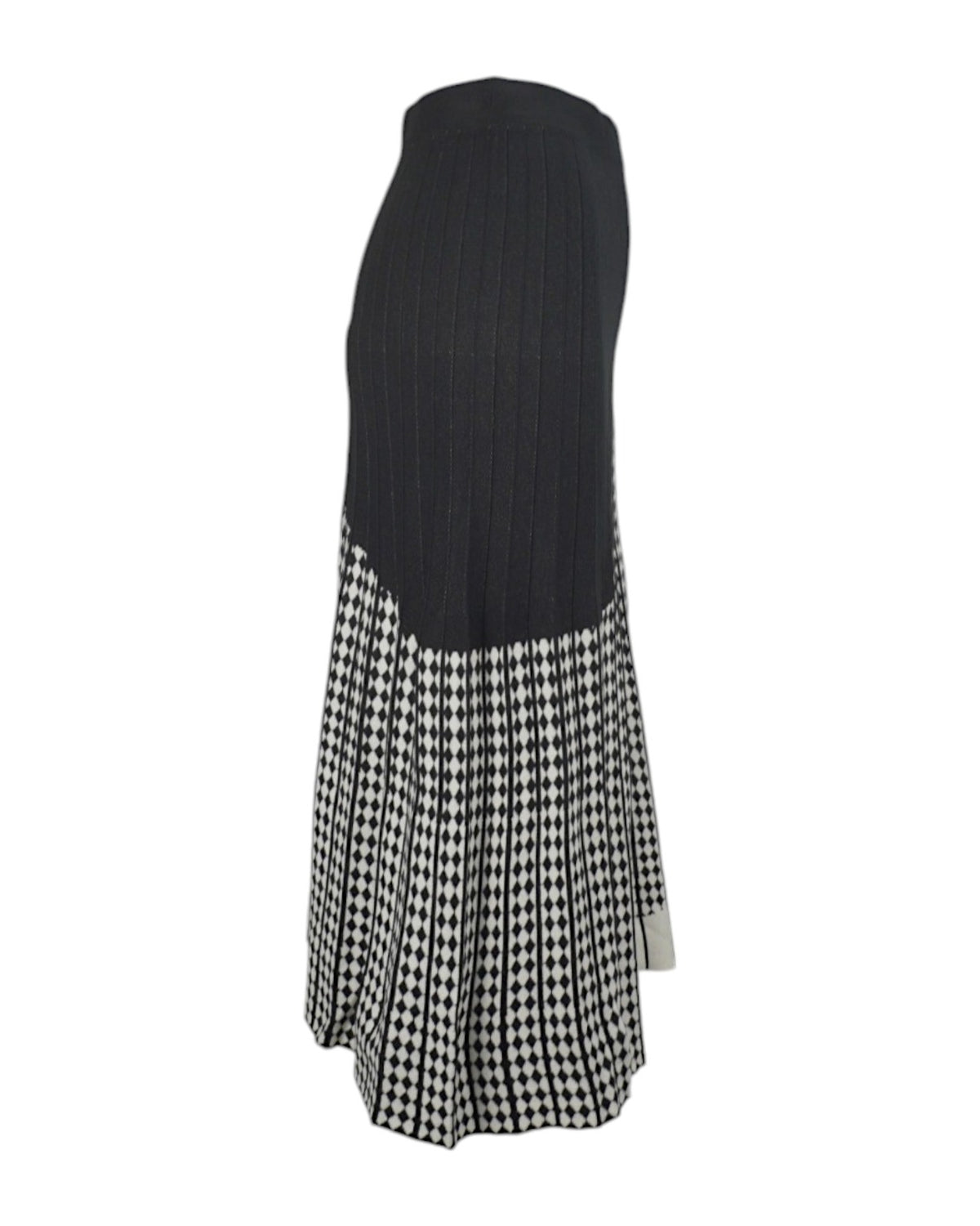 Vedere laterală a unei fuste midi evazate din tricot, cu design geometric alb-negru.