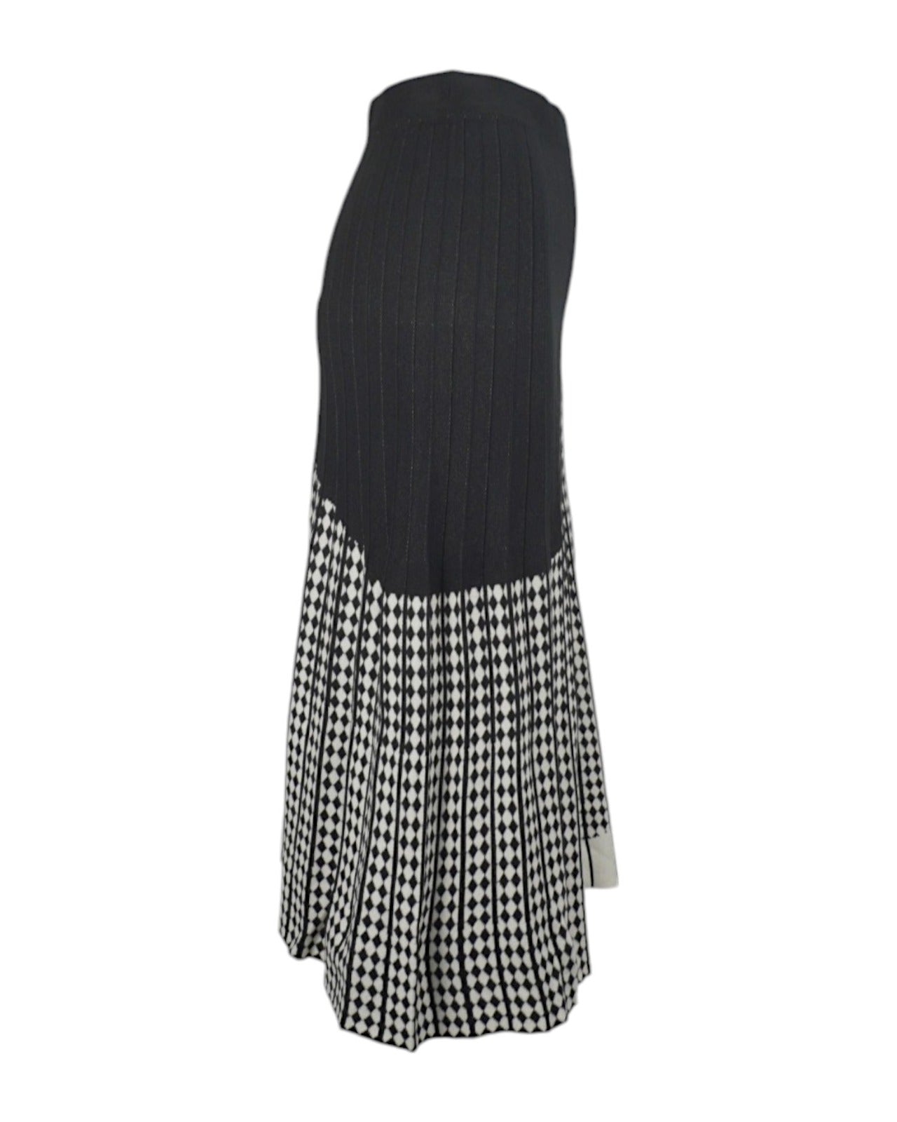 Vedere laterală a unei fuste midi evazate din tricot, cu design geometric alb-negru.
