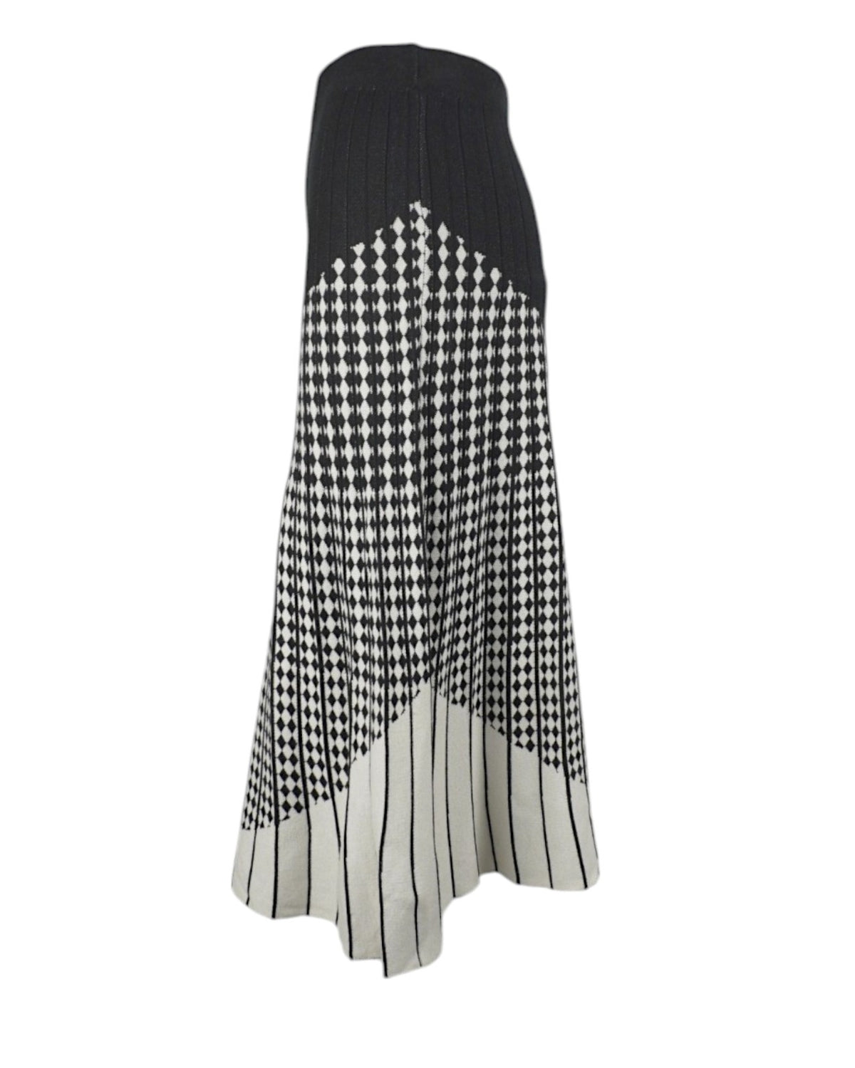 Vedere laterală a unei fuste midi evazate din tricot, cu design geometric alb-negru.