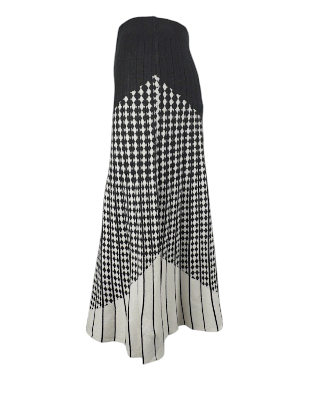 Vedere laterală a unei fuste midi evazate din tricot, cu design geometric alb-negru.