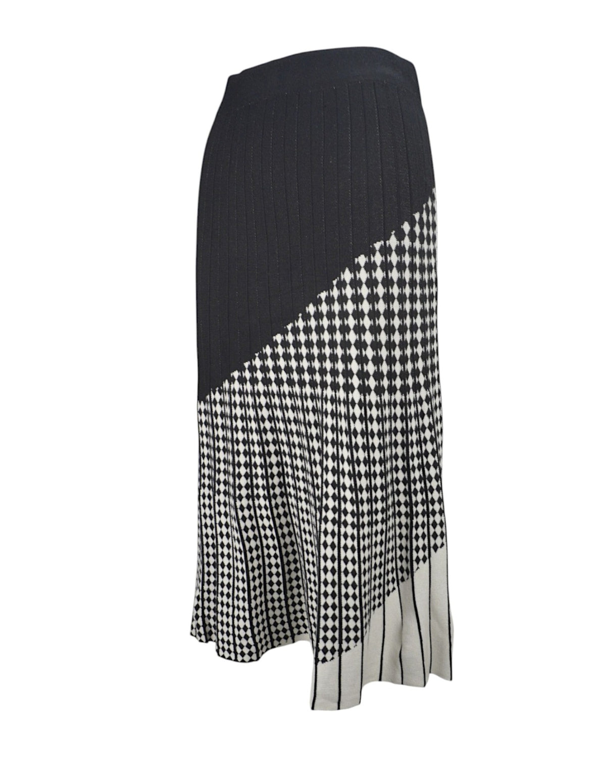 Vedere din spate a unei fuste midi evazate din tricot, cu print alb-negru modern.