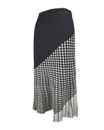 Vedere din spate a unei fuste midi evazate din tricot, cu print alb-negru modern.
