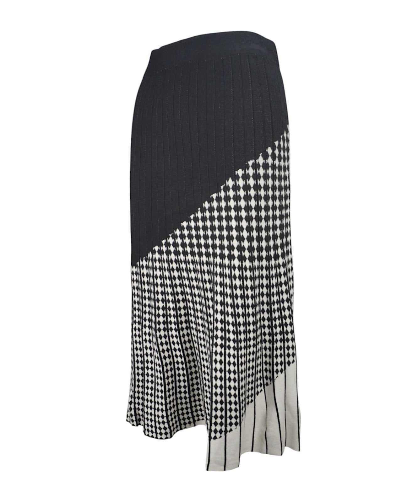 Vedere din spate a unei fuste midi evazate din tricot, cu print alb-negru modern.
