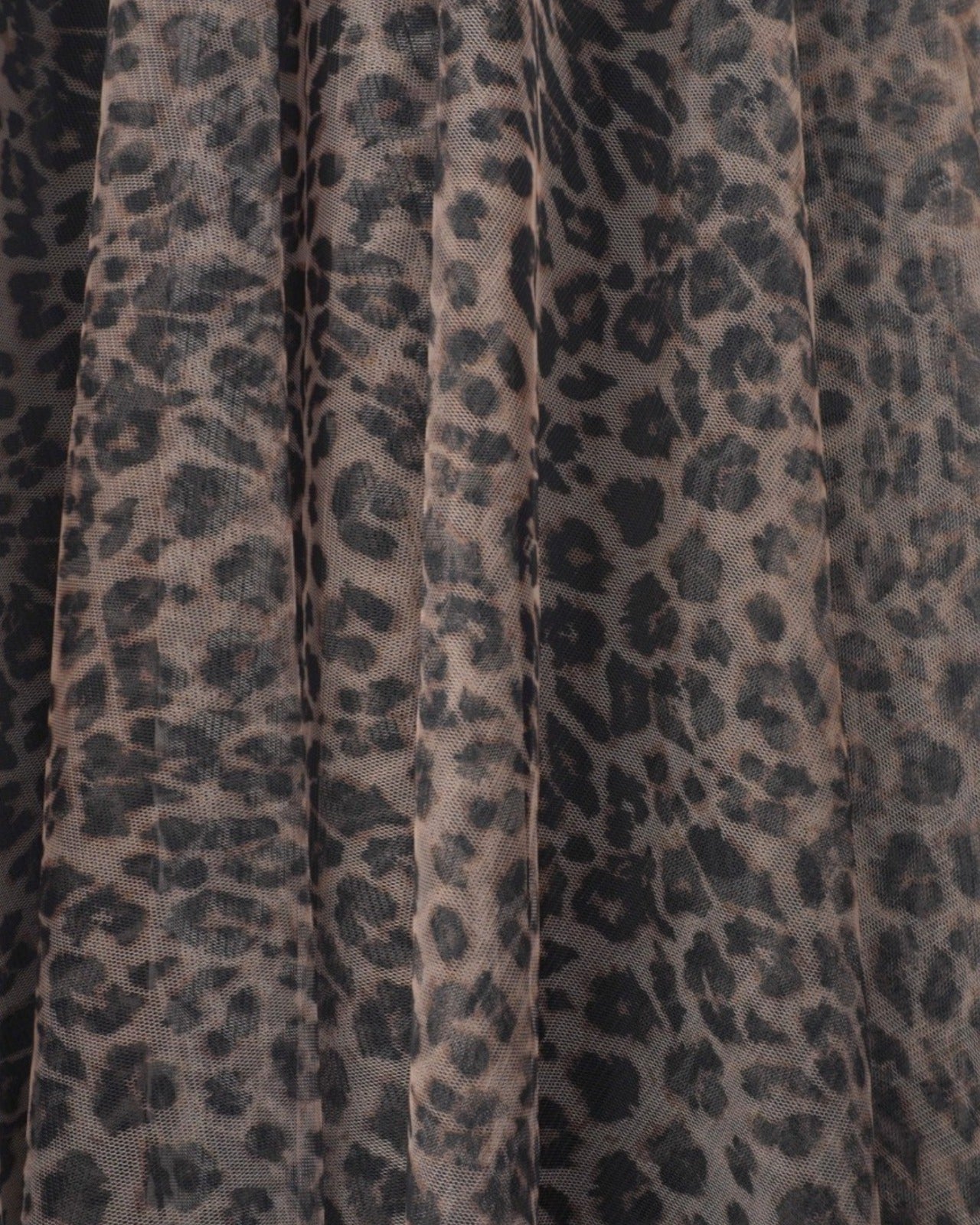 Textura tulului semitransparent cu imprimeu leopard, cu pliuri elegante