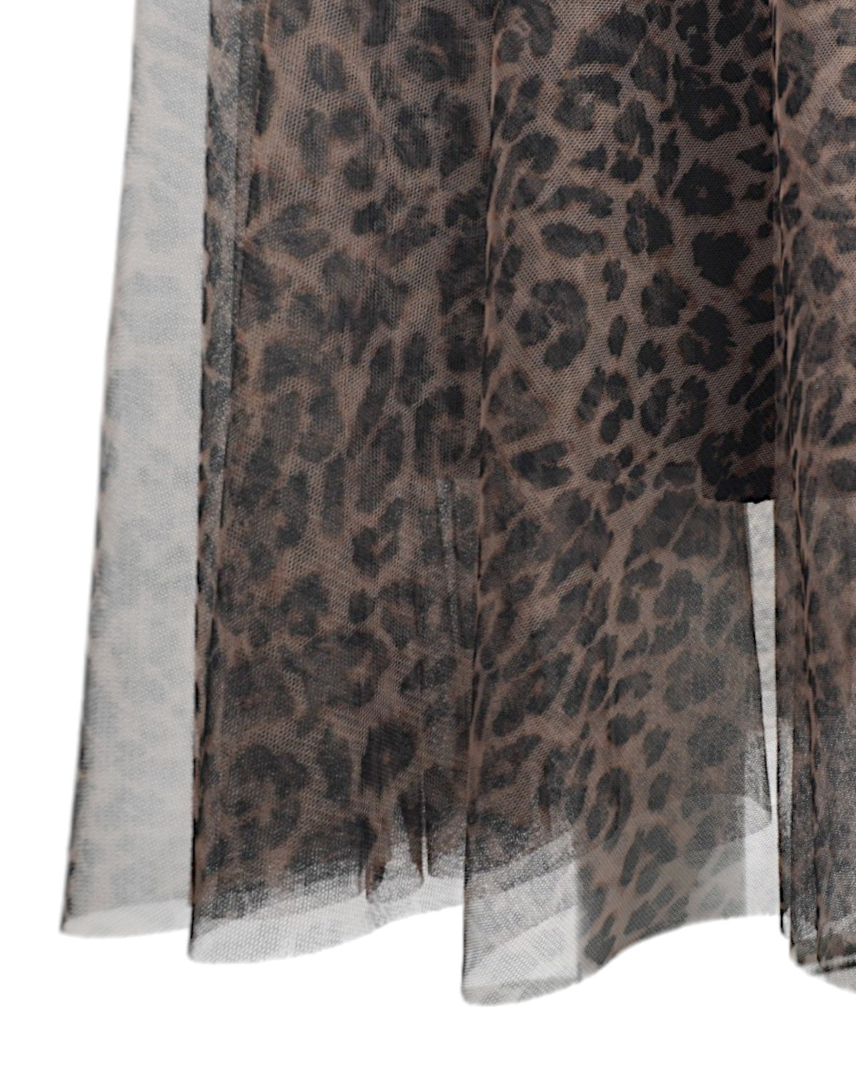 Textura tulului semitransparent cu imprimeu leopard, cu pliuri elegante