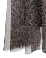 Textura tulului semitransparent cu imprimeu leopard, cu pliuri elegante