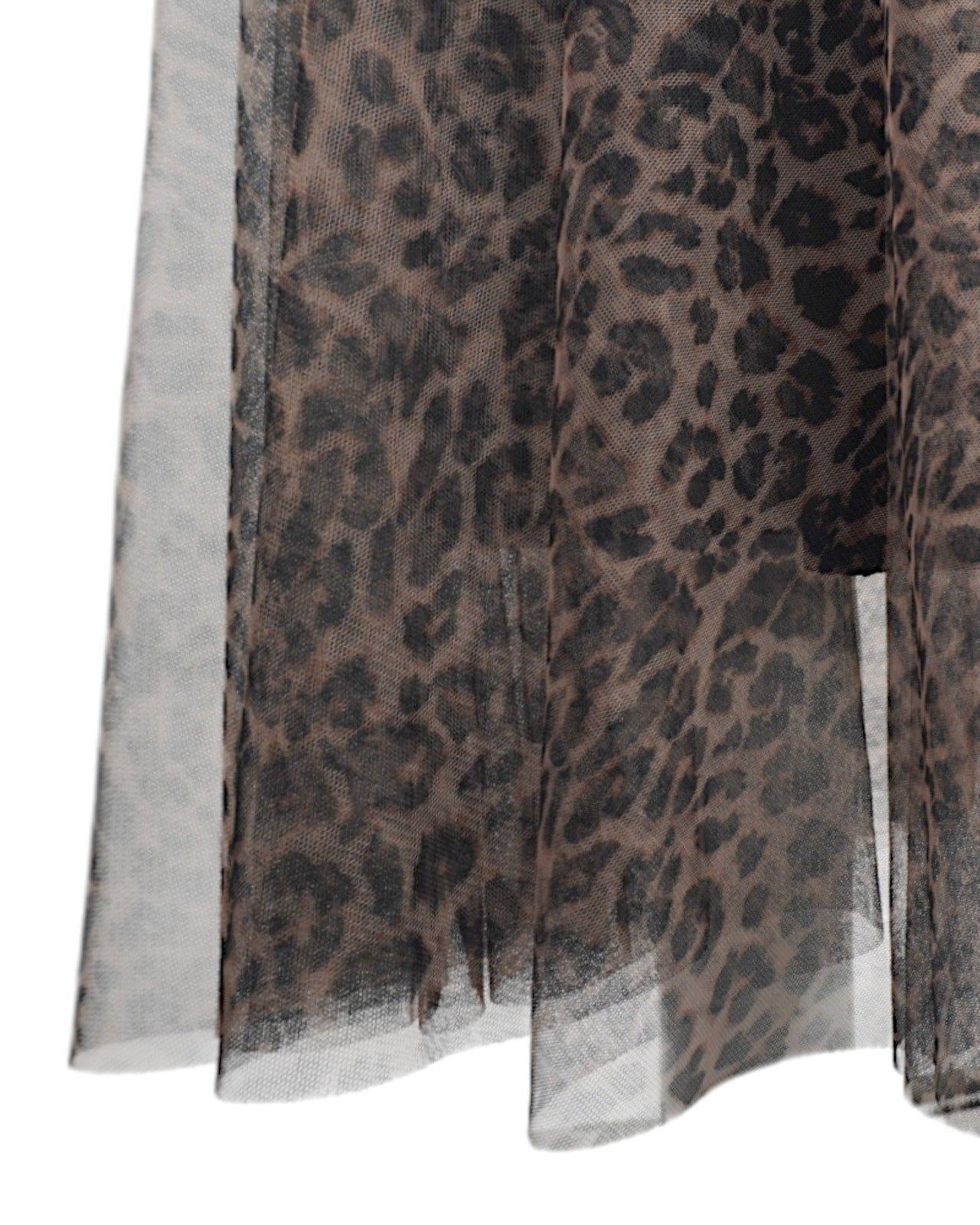Textura tulului semitransparent cu imprimeu leopard, cu pliuri elegante