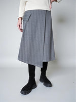 Fustă midi gri în dungi asortată cu pulover și bocanci, ținută de zi.