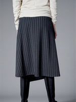 Fustă midi gri cu talie elastică, vedere din spate, croială confortabilă.