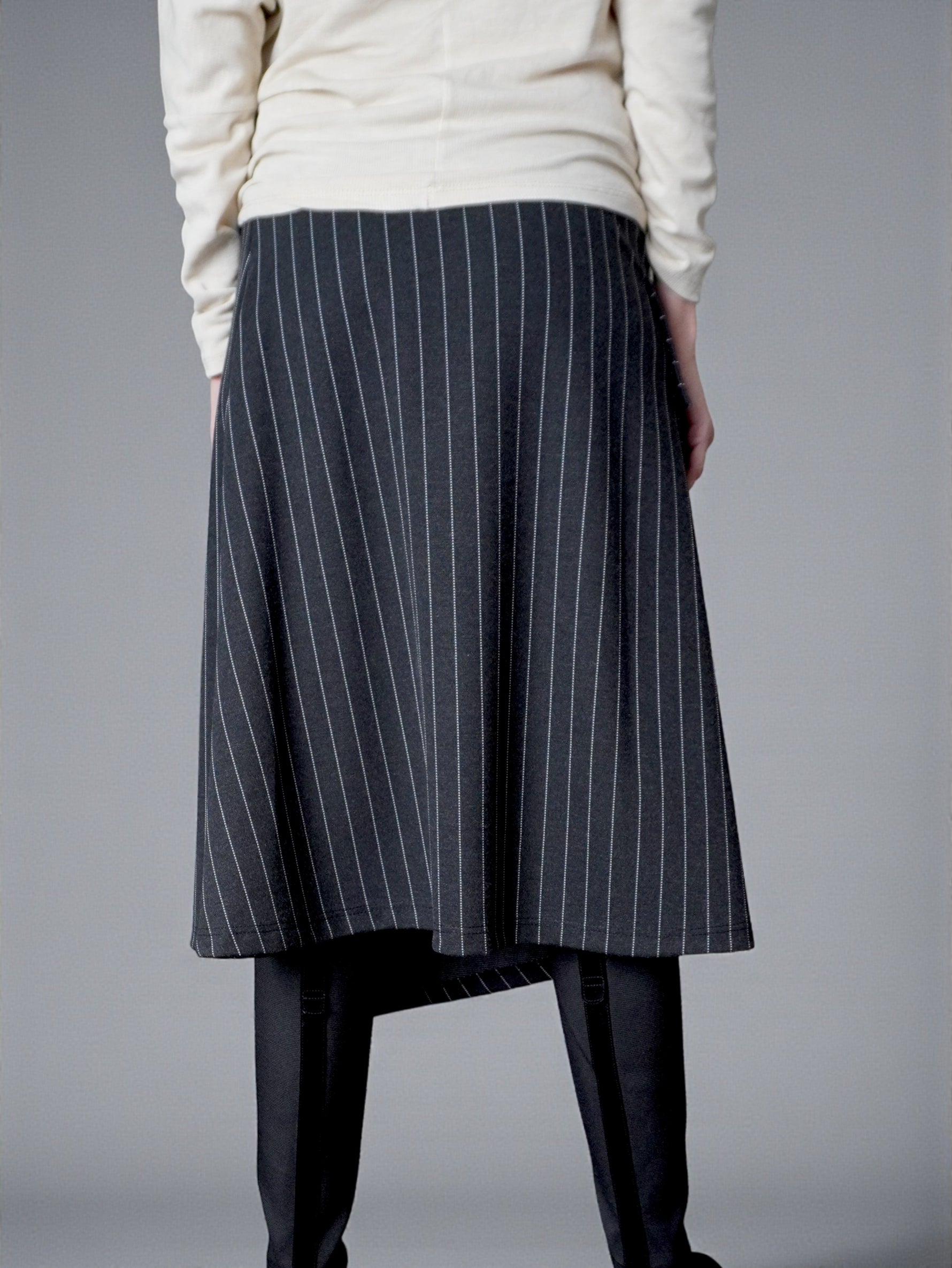 Fustă midi gri cu talie elastică, vedere din spate, croială confortabilă.