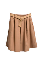 Fustă midi evazată cu curea textilă bej și pliuri în față, prezentată flat lay pe fundal alb.