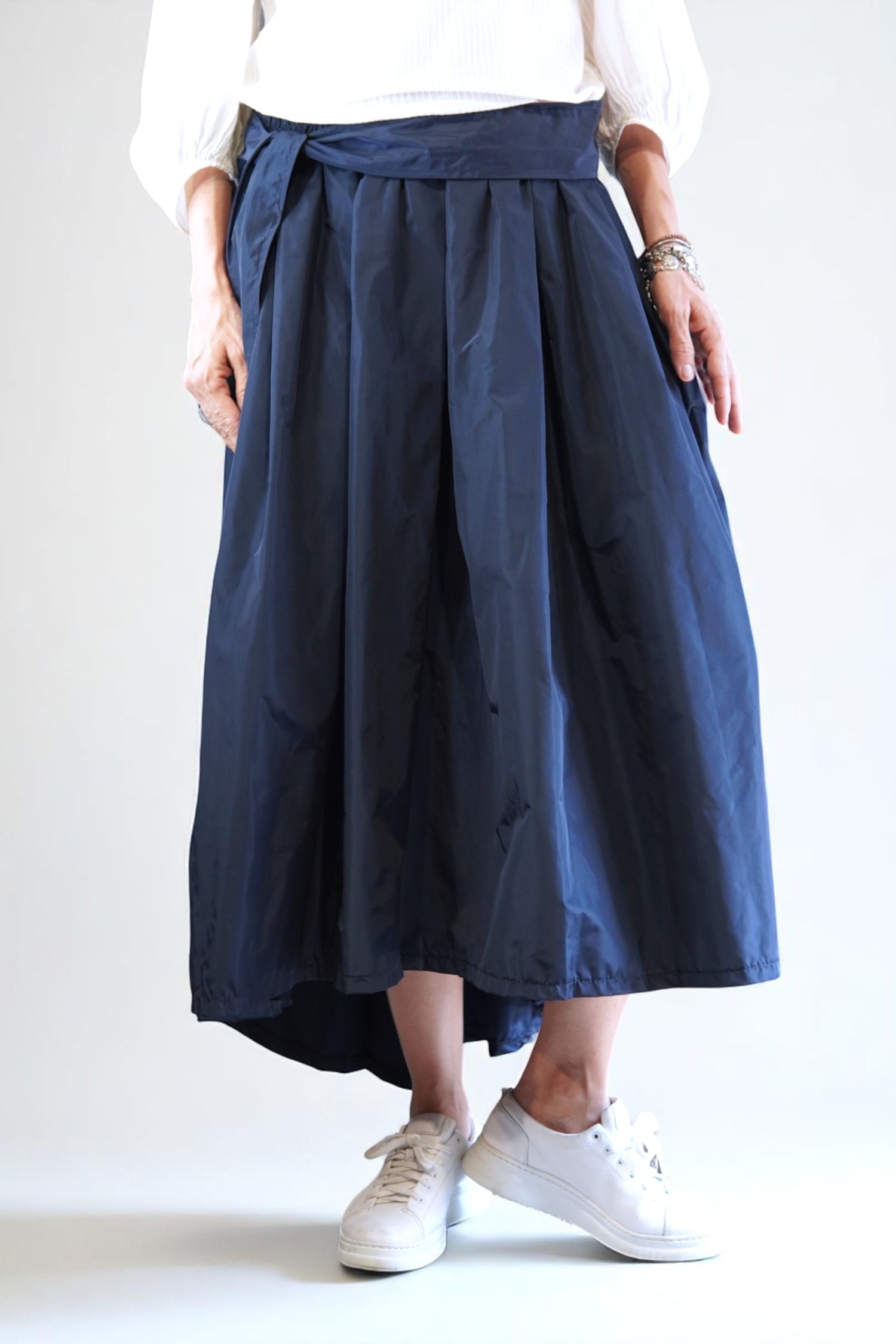 Fustă midi bleumarin cu pliuri elegante și talie înaltă