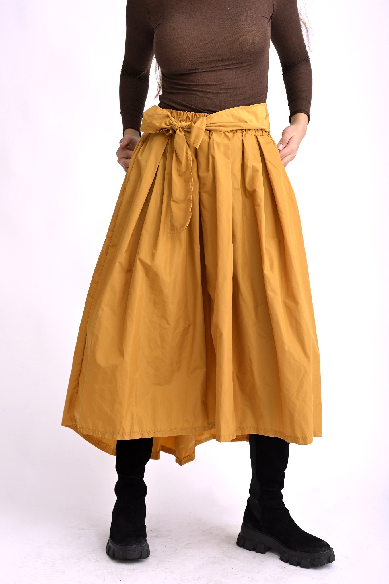 Fustă midi voluminoasă galbena , surprinsă din fata cu talie evidențiată