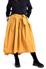 Fustă midi voluminoasă galbena , surprinsă din fata cu talie evidențiată