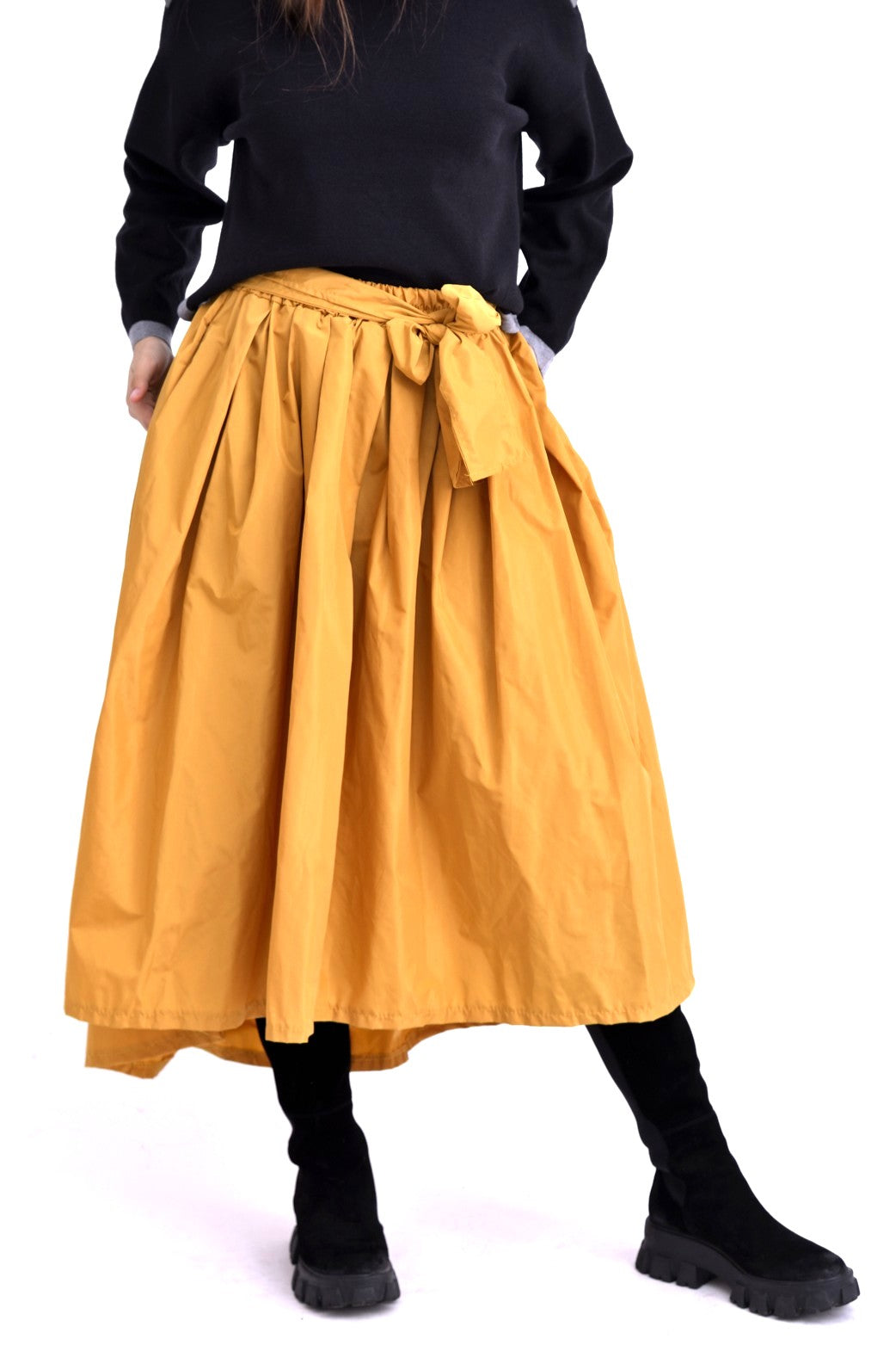 Fustă midi voluminoasă galbena , surprinsă din fata cu talie evidențiată