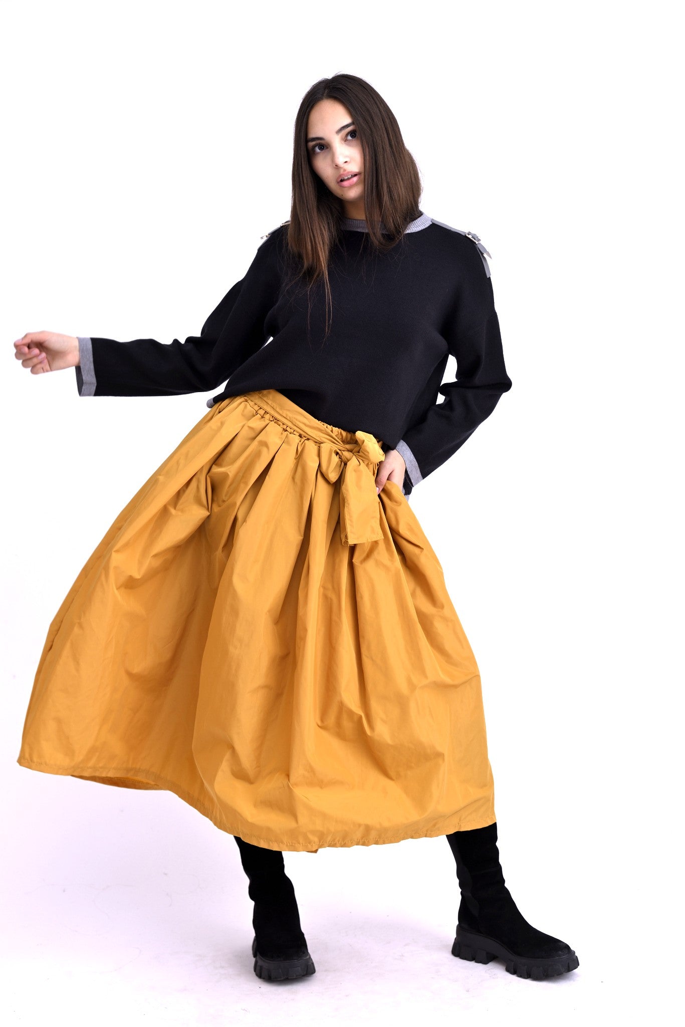 Fustă midi voluminoasă galbena , surprinsă din fata cu talie evidențiată