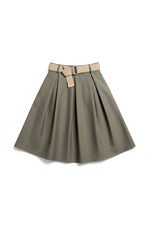 Fustă midi evazată kaki, cu curea textilă bej și pliuri în față, prezentată flat lay pe fundal alb.