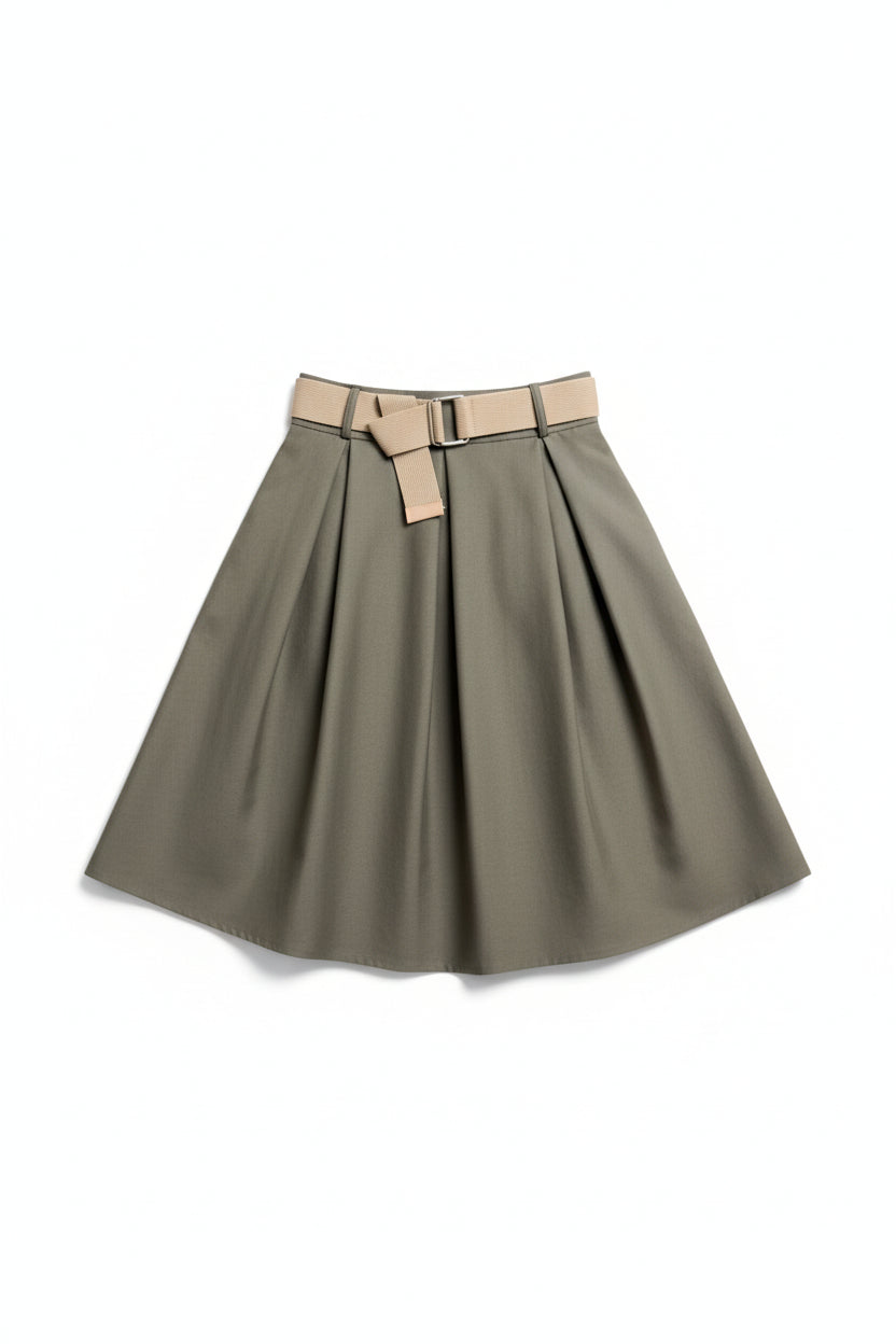 Fustă midi evazată kaki, cu curea textilă bej și pliuri în față, prezentată flat lay pe fundal alb.