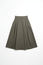 Fustă midi evazată în nuanță kaki, cu talie elastică și volum lejer, prezentată flat lay pe fundal alb.