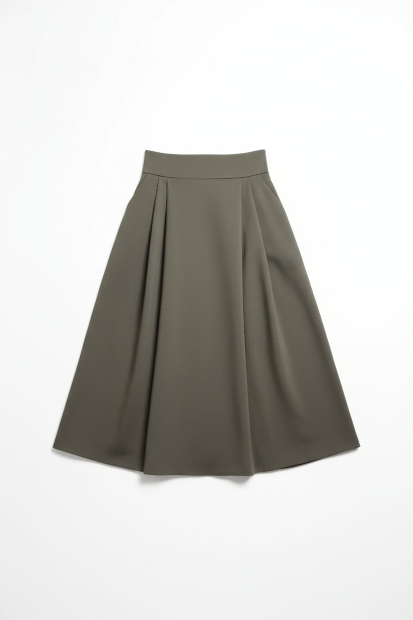 Fustă midi evazată în nuanță kaki, cu talie elastică și volum lejer, prezentată flat lay pe fundal alb.