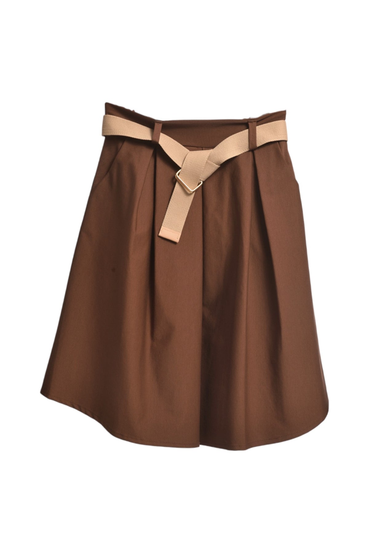 Fustă midi evazată cu curea textilă bej și pliuri în față, prezentată flat lay pe fundal alb.