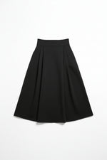 Fustă midi evazată neagră, cu talie elastică și pliuri discrete, fotografiată pe fundal alb, vedere frontală.