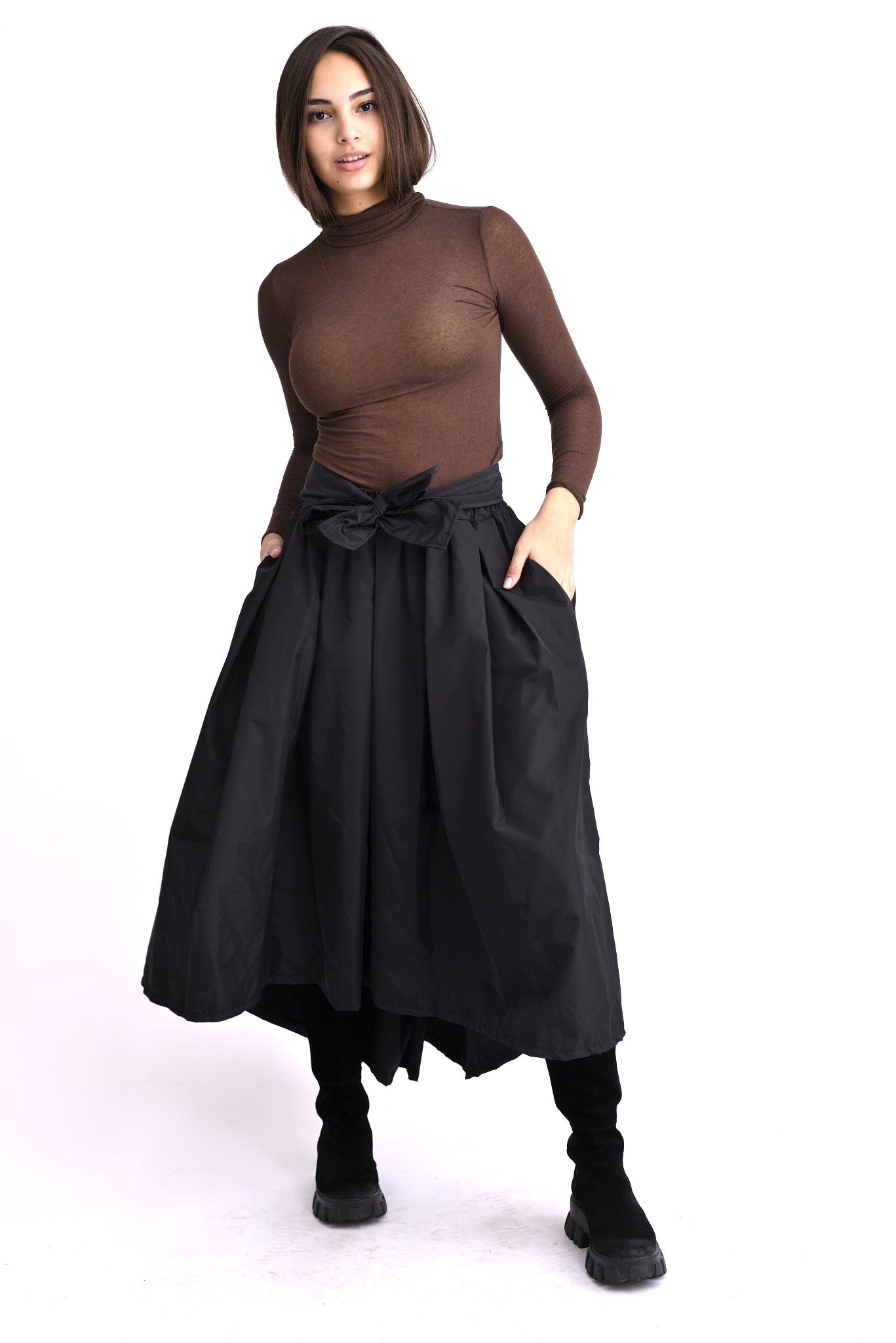 Fustă midi voluminoasă neagra, surprinsă din fata cu talie evidențiată