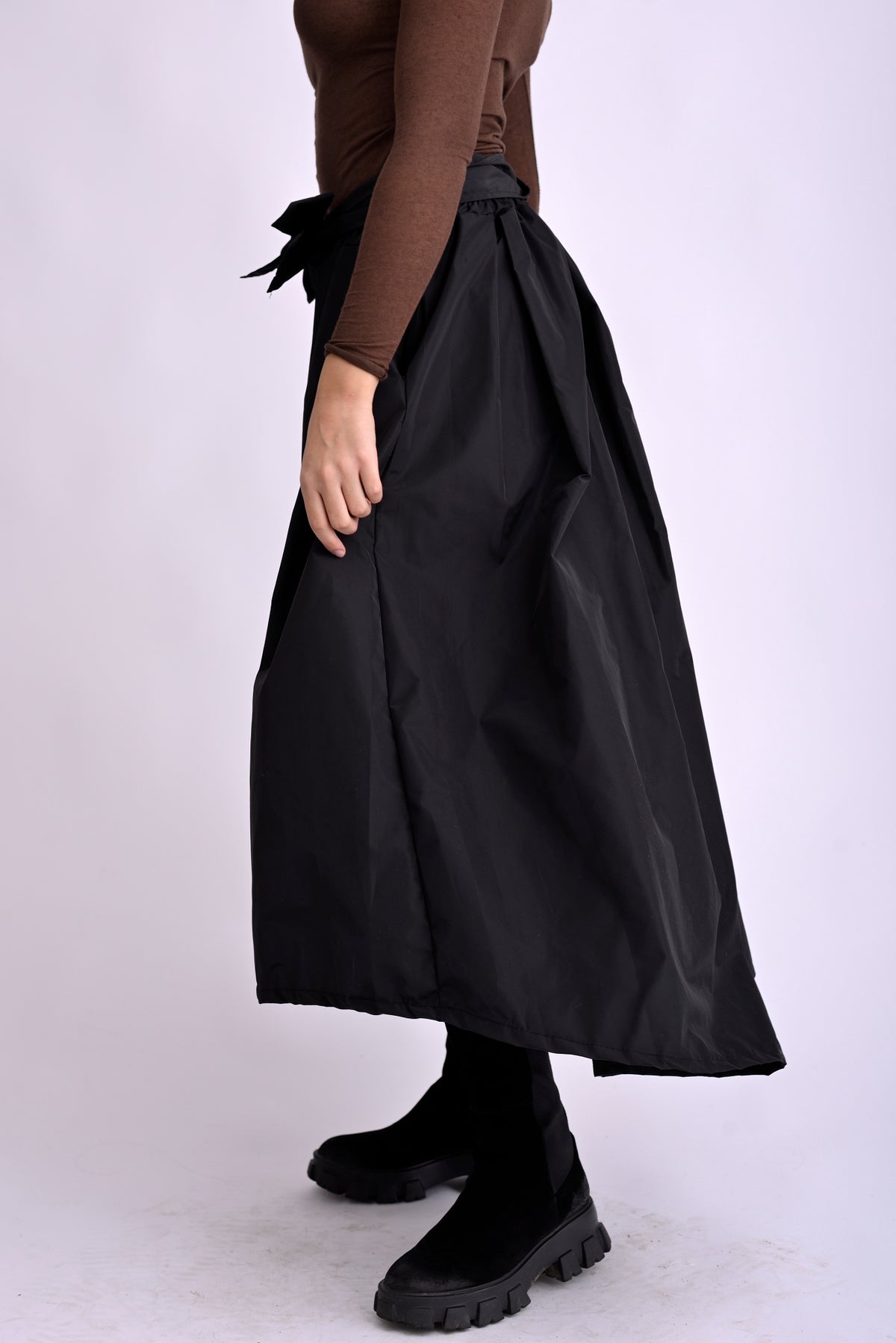 Fustă midi voluminoasă neagra , surprinsă din lateral cu talie evidențiată