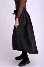 Fustă midi voluminoasă neagra , surprinsă din lateral cu talie evidențiată