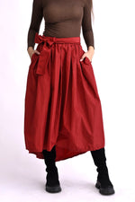 Fustă midi voluminoasă rosie, surprinsă din fata cu talie evidențiată