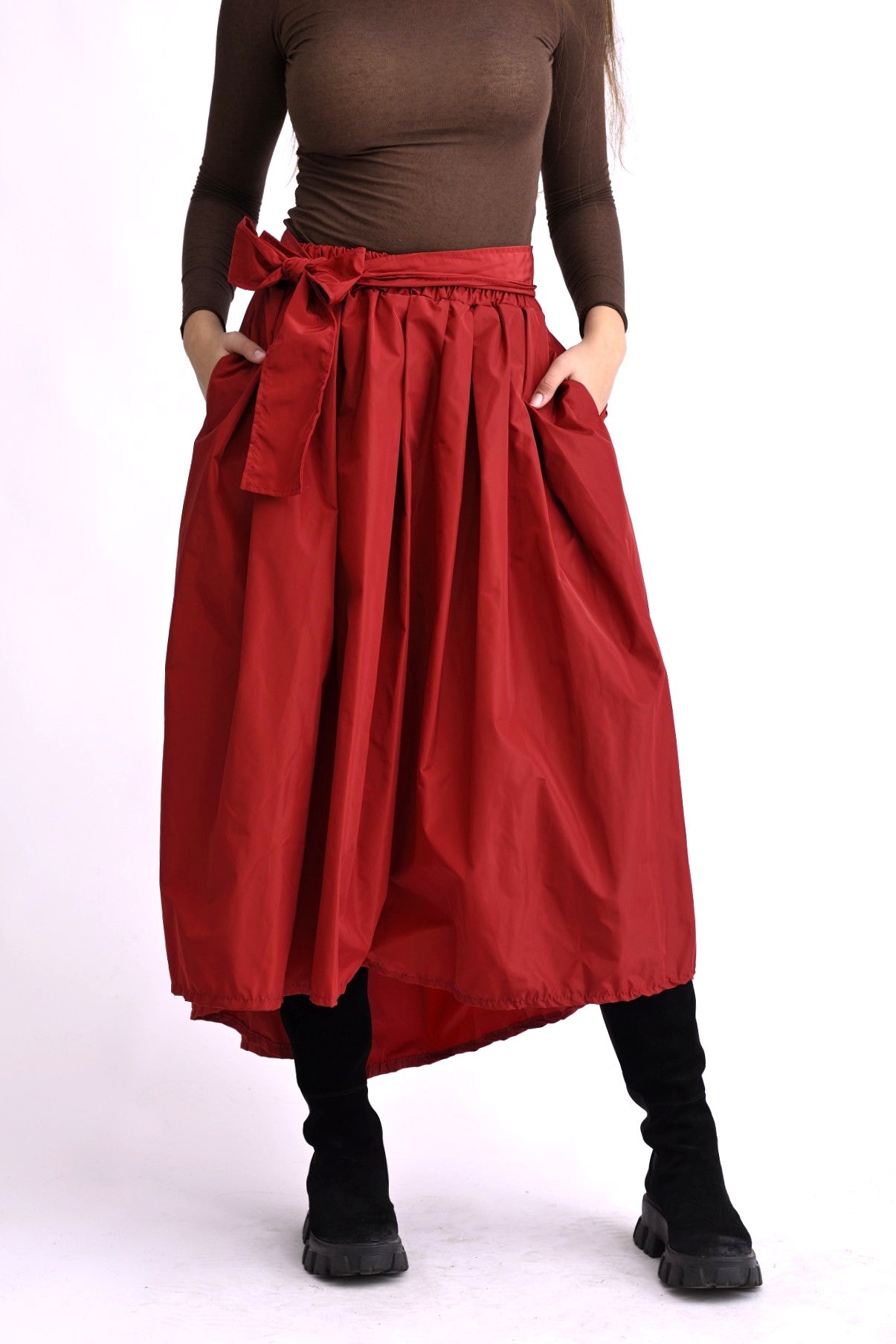 Fustă midi voluminoasă rosie, surprinsă din fata cu talie evidențiată