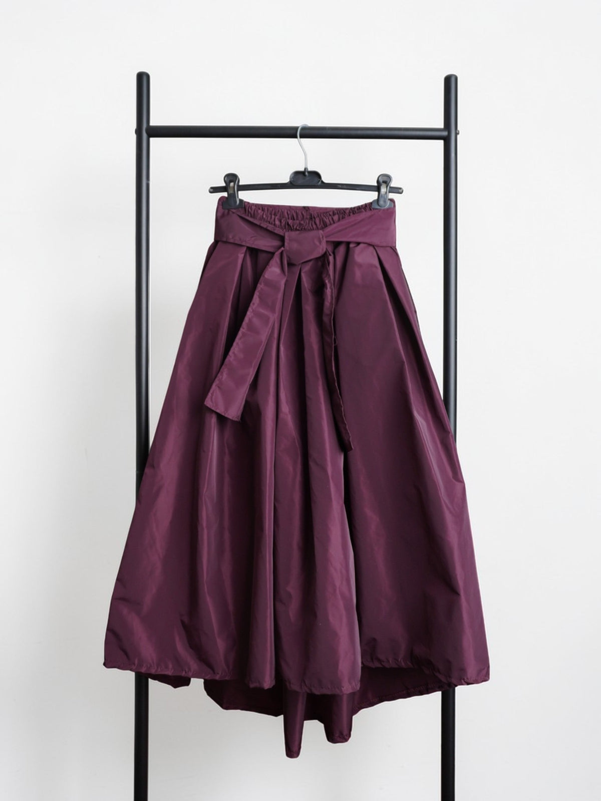 Fustă midi voluminoasă , surprinsă din fata cu talie evidențiată