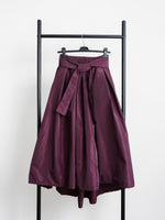 Fustă midi voluminoasă , surprinsă din fata cu talie evidențiată