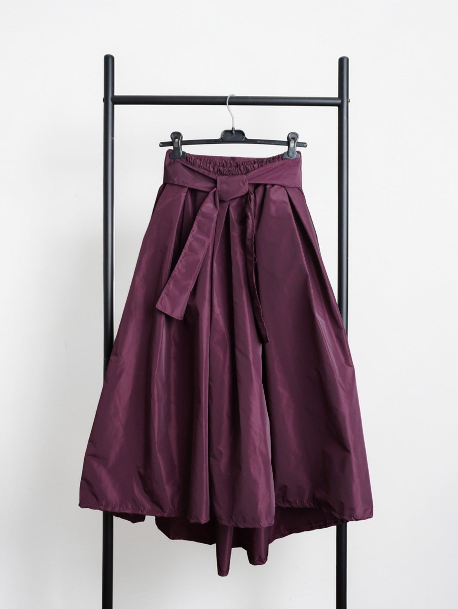 Fustă midi voluminoasă , surprinsă din fata cu talie evidențiată