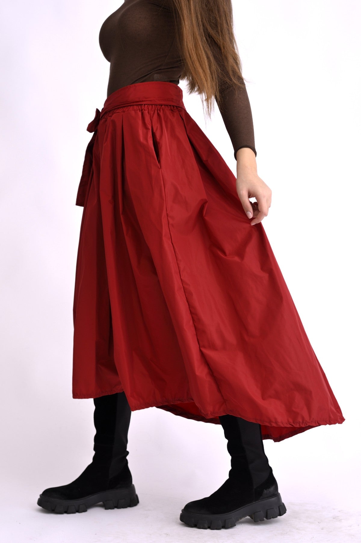 Fustă midi voluminoasă rosie, surprinsă din lateral cu talie evidențiată