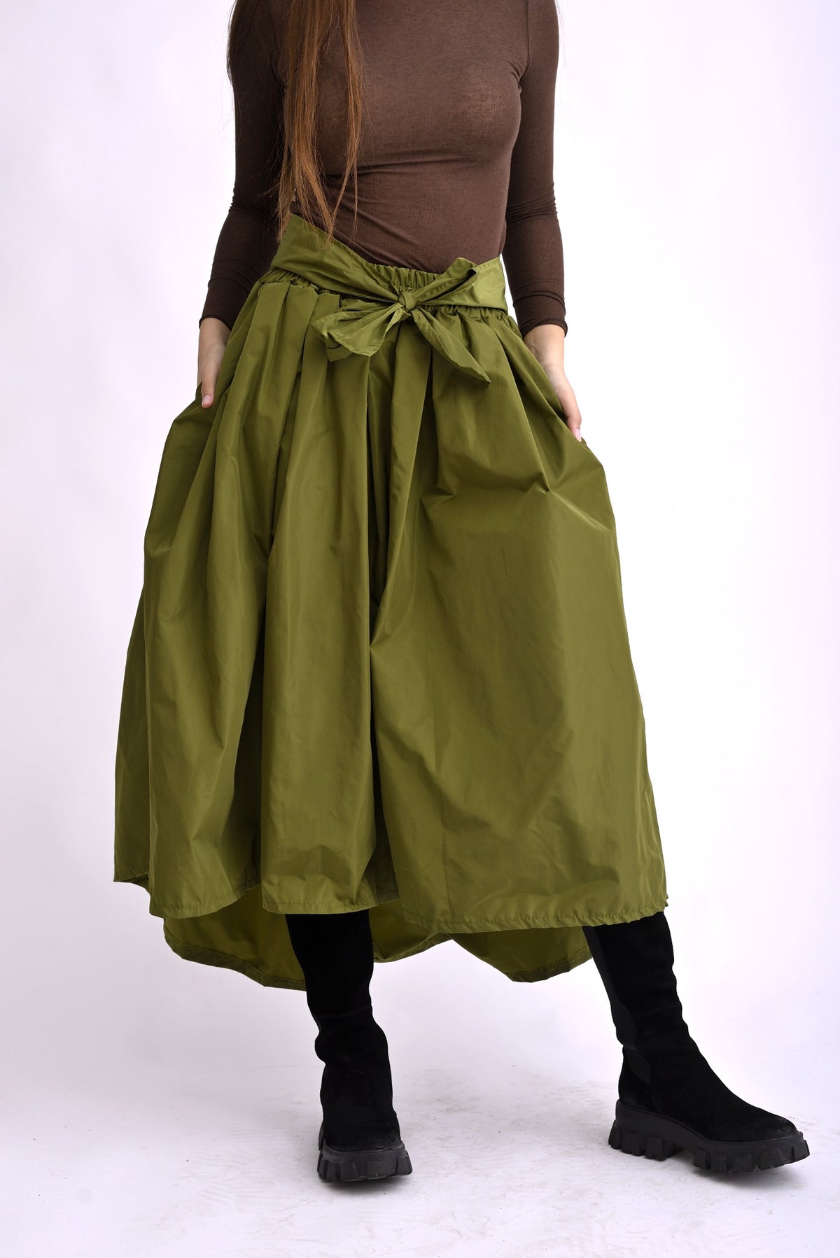 Fustă midi voluminoasă verde , surprinsă din fata cu talie evidențiată