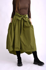 Fustă midi voluminoasă verde , surprinsă din fata cu talie evidențiată
