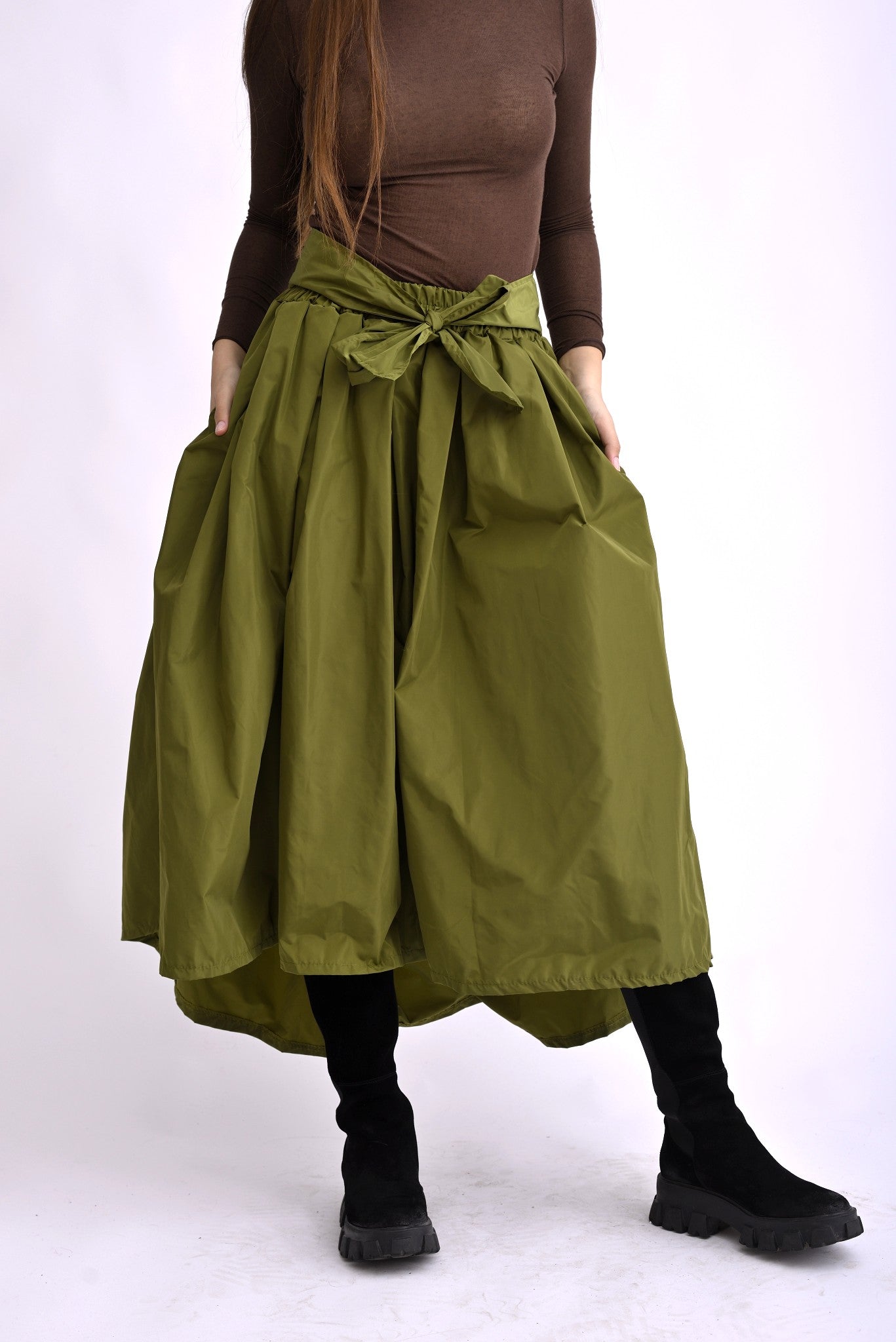 Fustă midi voluminoasă verde , surprinsă din fata cu talie evidențiată