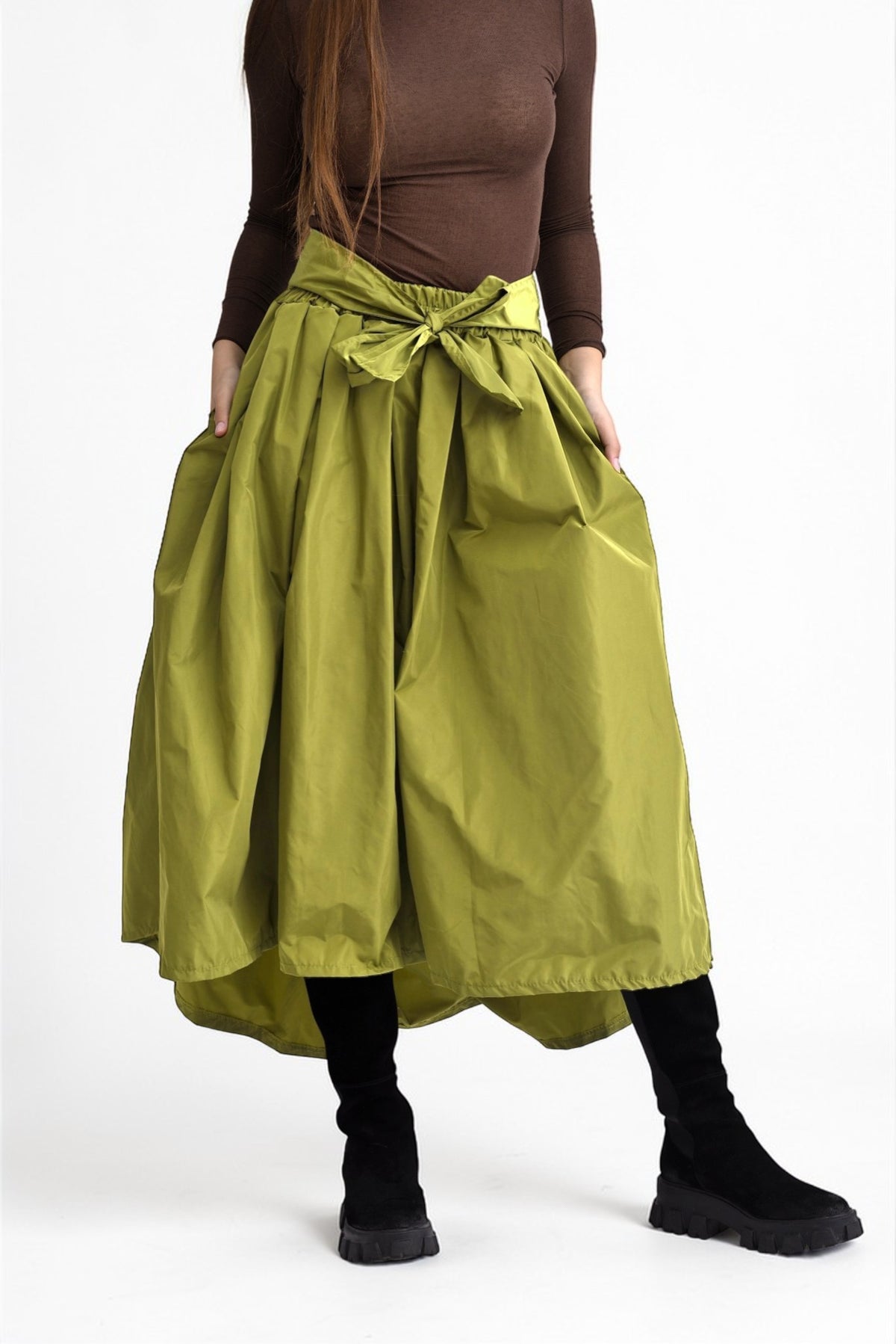 Fustă midi voluminoasă verde , surprinsă din fata cu talie evidențiată