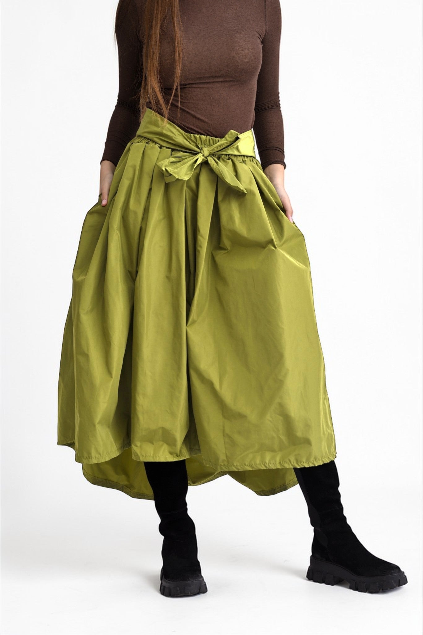 Fustă midi voluminoasă verde , surprinsă din fata cu talie evidențiată