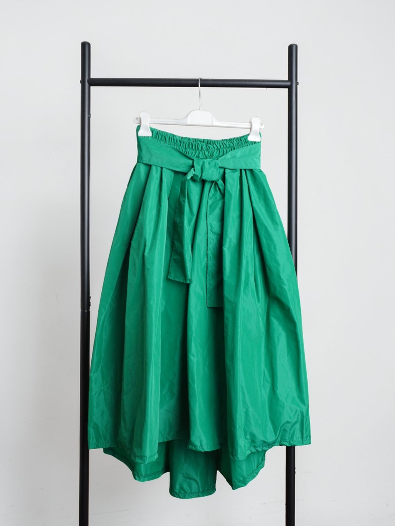 Fustă midi voluminoasă , surprinsă din fata cu talie evidențiată