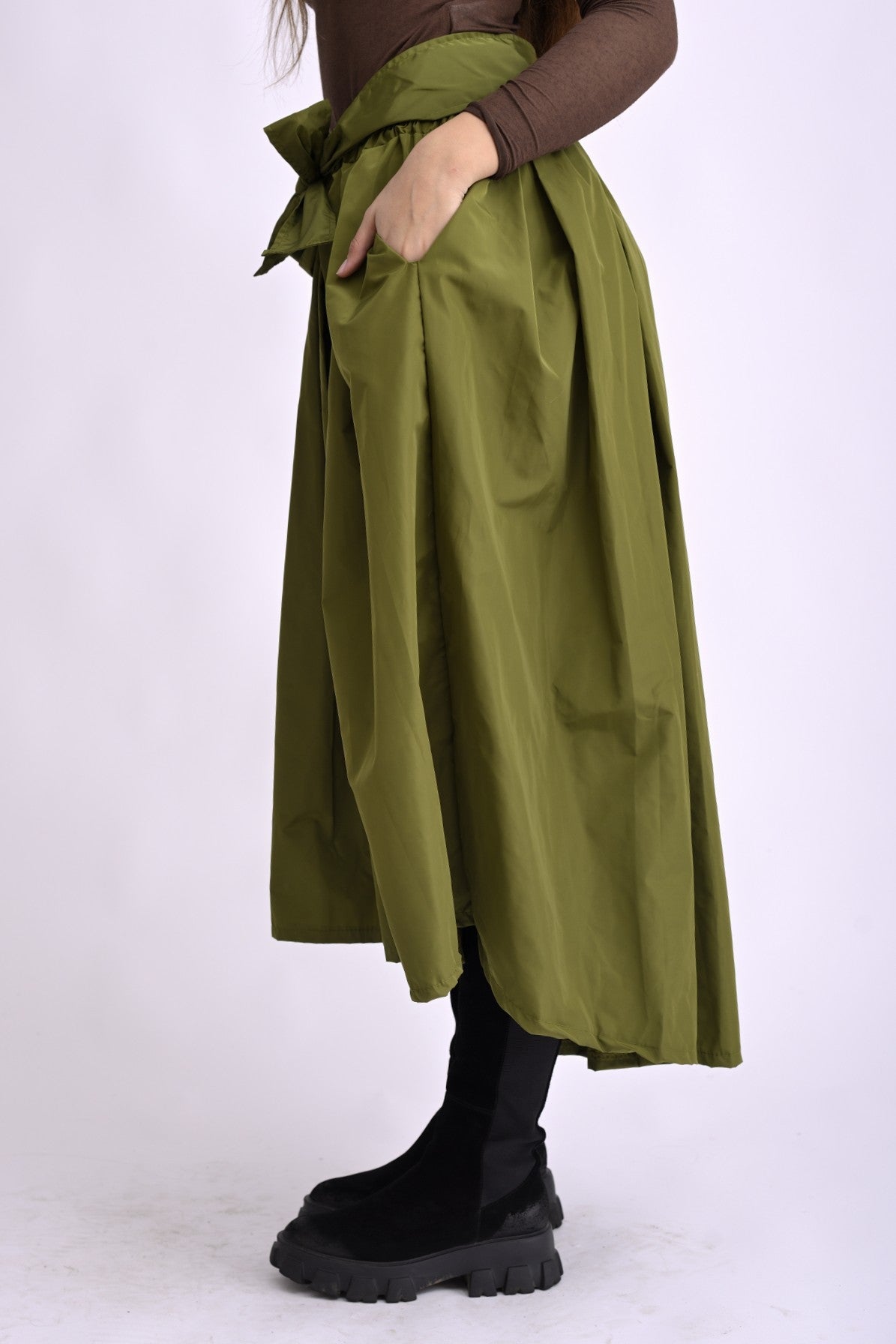 Fustă midi voluminoasă kaki , surprinsă din lateral cu talie evidențiată