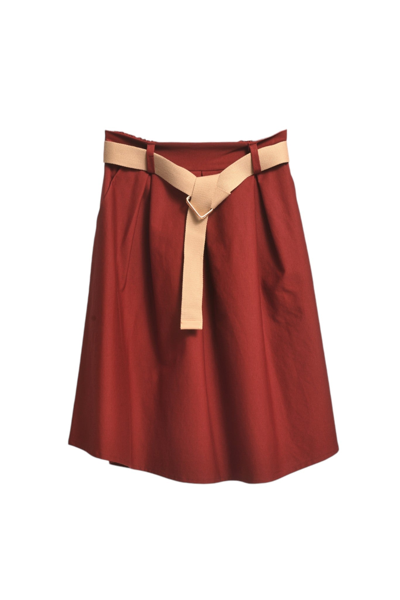 Fustă midi evazată cu curea textilă bej și pliuri în față, prezentată flat lay pe fundal alb.