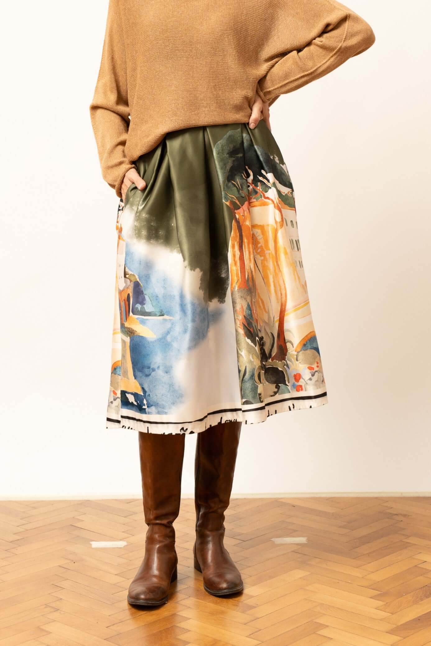 Fustă midi cu talie verde satinat și imprimeu artistic, croială cloș elegantă.