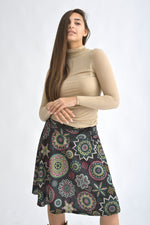 Fustă midi neagră cu imprimeu etnic multicolor, purtată de o femeie, vedere frontală.